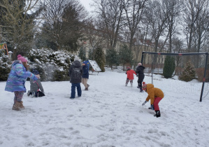 Na tym zdjęciu widać dzieci rzucające się śnieżkami.