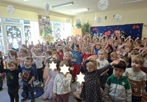 Zdjęcie przedstawia dzieci wykonujące elementy ruchowe flamenco.