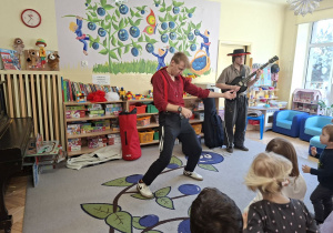 Zdjecie przedstawia muzyków prowadzących spotkanie.