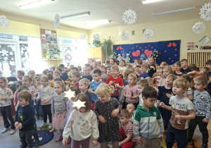 Na tym zdjęciu widać dzieci podczas koncertu.