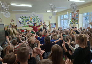 Zdjęcie przedstawia dzieci wykonujące elementy ruchowe flamenco.