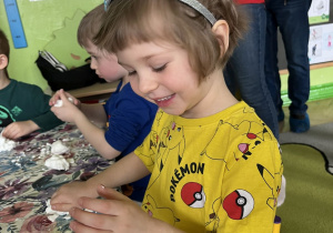 Na tym zdjęciu widać hanię F. oraz Dominika Si. podczas zabawy ze sztucznym śniegiem.