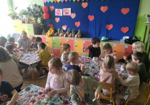 Zdjęcie przedstawia dzieci podczas zabaw ze sztucznym śniegiem.