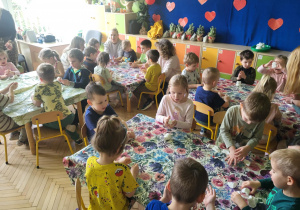 Na tym zdjęciu widać dzieci lepiące figurki ze sztucznego śniegu.