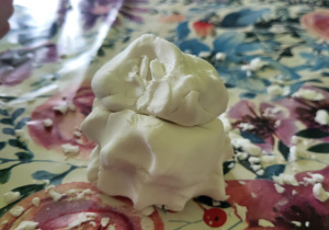 Zdjęcie przedstawia figurkę bałwanka ulepioną ze sztucznego śniegu.