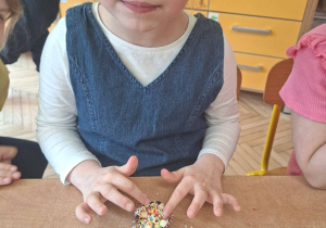 Na tym zdjęciu widać Basię, która ozdabia swoją czekoladkę.