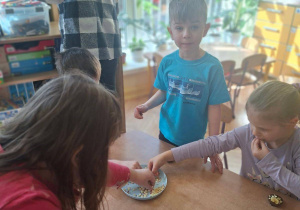 Na tym zdjęciu widac Filipa L. oraz inne dzieci ozdabiających swoje pralinki.