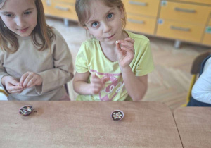 Zdjęcie przedstawia Klarę P. oraz Zuzię M. ozdabiające swoje pralinki.