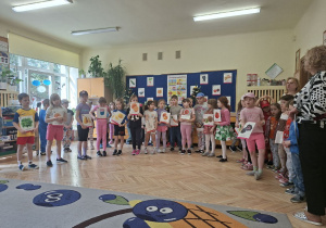 Zdjęcie przedstawia dzieci z grupy IV podczas występu.