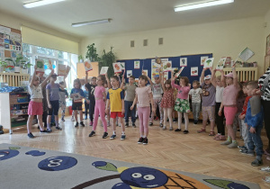 Na tym zdjęciu widać Zuzię M., Stasia W. i Kalinkę z grupy IV podczas recytacji wiersza.