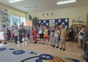 Na tym zdjęciu widać kilkoro dzieci z grupy IV i kilkoro dzieci z grupy III podczas recytacji wiersza z podziałem na role.