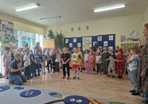 Na tym zdjęciu widać Wojtka z grupy III oraz Stasia z grupy IV recytujących wiersz oraz pozostałe występujące dzieci.