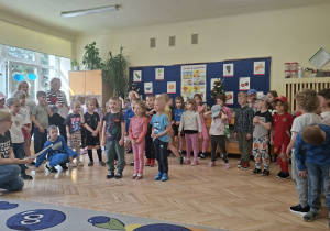 Zdjęcie przedstawia dzieci z grupy III podczas występu.