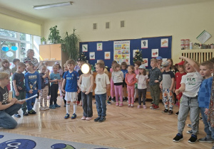 Zdjęcie przedstawia dzieci z grupy III recytujące wierszyki.