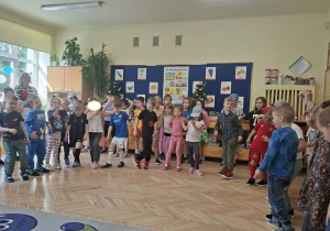 Zdjęcie przedstawia dzieci z grupy III śpiewające piosenkę.