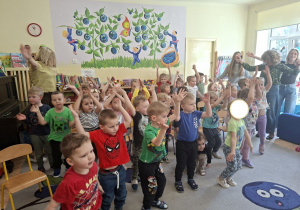 Na tym zdjeciu widać dzieci z grupy I i II wykonujące skoki pajaca.