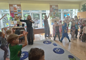 Zdjęcie przedstawia panią dyrektor, dzieci oraz panie podczas wspólnej zabawy.