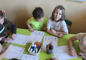 Zdjęcie przedstawia Stasia W. i Julka Ch. z grupy IV wraz z trzema koleżankami wykonujących kartę pracy.