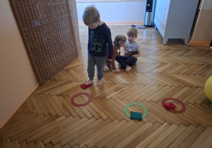 Na tym zdjeciu widac Henia D. z grupy I wykonującego jedno z ćwiczeń z przyborem.