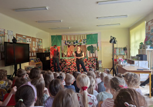 Na tym zdjeciu widać ostatnią scenę i pożegnanie aktorów z dziećmi.