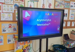 Na tym zdjęciu widać monitor interaktywny wykorzystany podczas warsztatów.