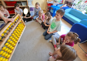 Na tym zdjęciu widać dzieci z grupy IV odlądające duży soroban.