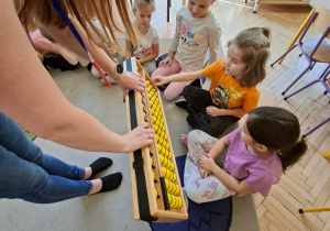 Na tym zdjęciu widać dzieci z grupy IV odlądające duży soroban.