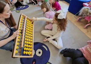 Na tym zdjęciu widać dzieci z grupy IV odlądające duży soroban.