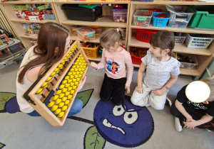 Na tym zdjęciu widać dzieci z grupy IV odlądające duży soroban.