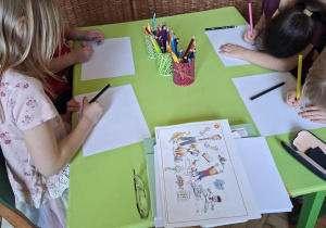 Zdjęcie przedstawia czworo dzieci z grupy IV, które rysowały na temat ''Mój najlepszy przyjaciel".