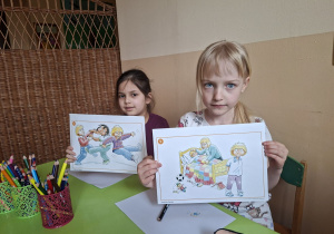Na tym zdjęciu widac Olę i Ingę z grupy IV prezntujące plansze wykorzystane podczas omawiania tematu o znaczeniu przyjaźni i o przyjaciołach.