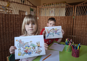 Na tym zdjęciu widac Wandę i Igora z grupy IV prezntujące plansze wykorzystane podczas omawiania tematu o znaczeniu przyjaźni i o przyjaciołach.