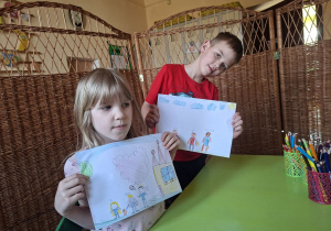 Zdjęcie przedstawia Wandę i Igora z grupy IV prezentujących swoje prace pod hasłem mój najlepszy przyjaciel/przyjaciele.