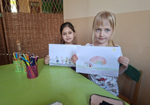 Zdjęcie przedstawia Olę i Ingę z grupy IV prezentujących swoje prace pod hasłem mój najlepszy przyjaciel/przyjaciele.