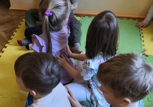 Na tym zdjęciu widać kilkoro dzieci z grupy III wykonujące masażyk relaksujący.