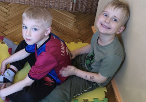 Na tym zdjęciu widać Alana i Karola z grupy III wykonujących masażyk relaksujący.