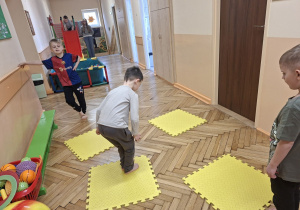 Na tym zdjęciu widać Marcela z grupy III wykonującego skoki obunóż z maty na matę.