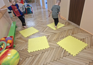 Na tym zdjęciu widać Tymona z grupy III wykonującego skoki obunóż z maty na matę.