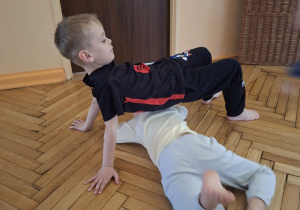 Na tym zdjęciu widać parę chłopców z grupy III wykonujących przejście pod mostkiem.