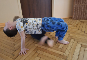 Na tym zdjęciu widać parę chłopców z grupy III wykonujących przejście pod mostkiem.