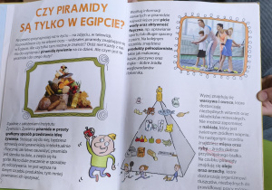 Zdjęcie przedstawia książkę, z której dzieci pozyskiwały wiadomości dotyczące zdrowego stylu życia i piramdy zdrowia.
