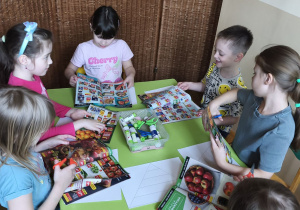 Na tym zdjęciu widać dzieci z grupy IV wykonujące piramdę zdrowia.