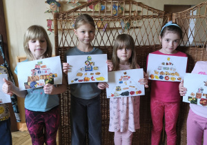 Na tym zdjęciu widać Stasia W. z koleżankami z grupy IV prezentujących wykonane przez siebie pisramidy zdrowia.