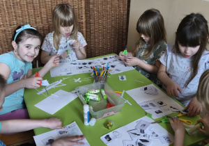 Na tym zdjęciu widać kilkoro dzieci z grupy IV wykonujących pracę na temat "Produkty zdrowe i niezdrowe".