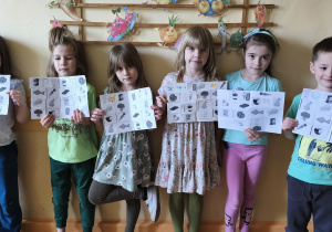 Na tym zdjęciu widać sześcioro dzieci z grupy IV prezentujące swoje prace "Produkty zdrowe i niezdrowe".