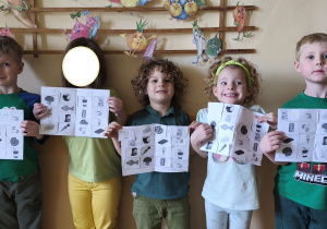 Zdjęcie przedstawia dzieci z grupy III prezentujące swoje prace "Produkty zdrowe i niezdrowe".