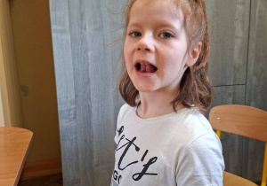 Na tym zdjęciu widać Marcelinę T. z grupy IV wykonującą ćwiczenia narządów mowy w celu ich usprawnienia.