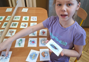 Na tym zdjęciu widać Klarę J. podczas rozwiązywania zagadek logopedycznych oraz podczas ćwiczeń słuchowych "gdzie słyszysz z".