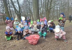 Na tym zdjęciu widać dzieci po zakończonym sprzątaniu.