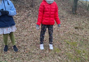 Zdjęcie przedstawia dzieci podczas porządkowania najbliższego terenu wokół przedszkola.